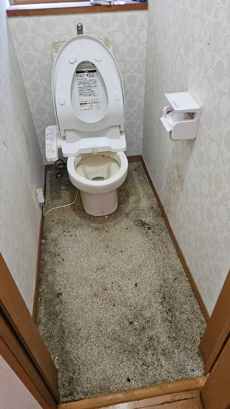 便器と床まわりに汚れがあるトイレ室内の清掃前
