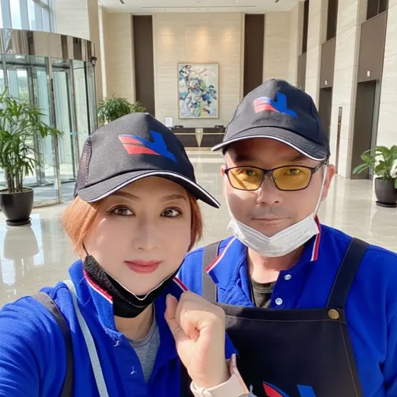 Y&A商事のスタッフ2名(女性＋男性の2名体制)